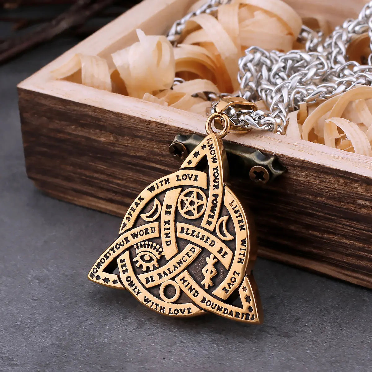 CELTIC KNOT AMULET NECKLACE - Cozilia