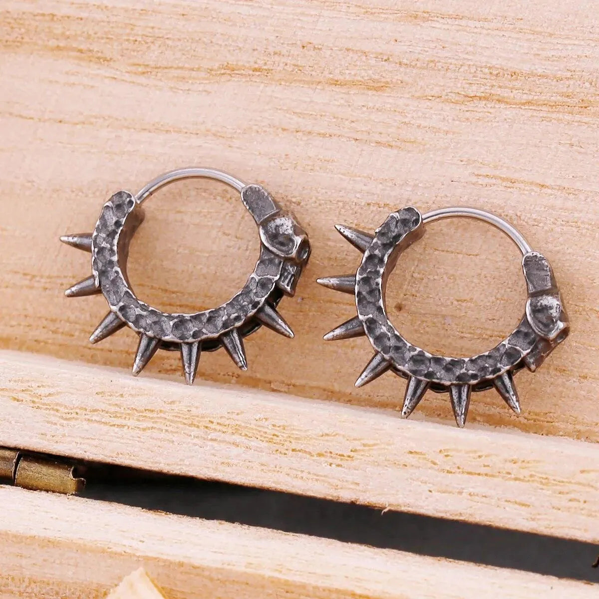 BLACK SKULL THORN HOOP EARRING - Cozilia