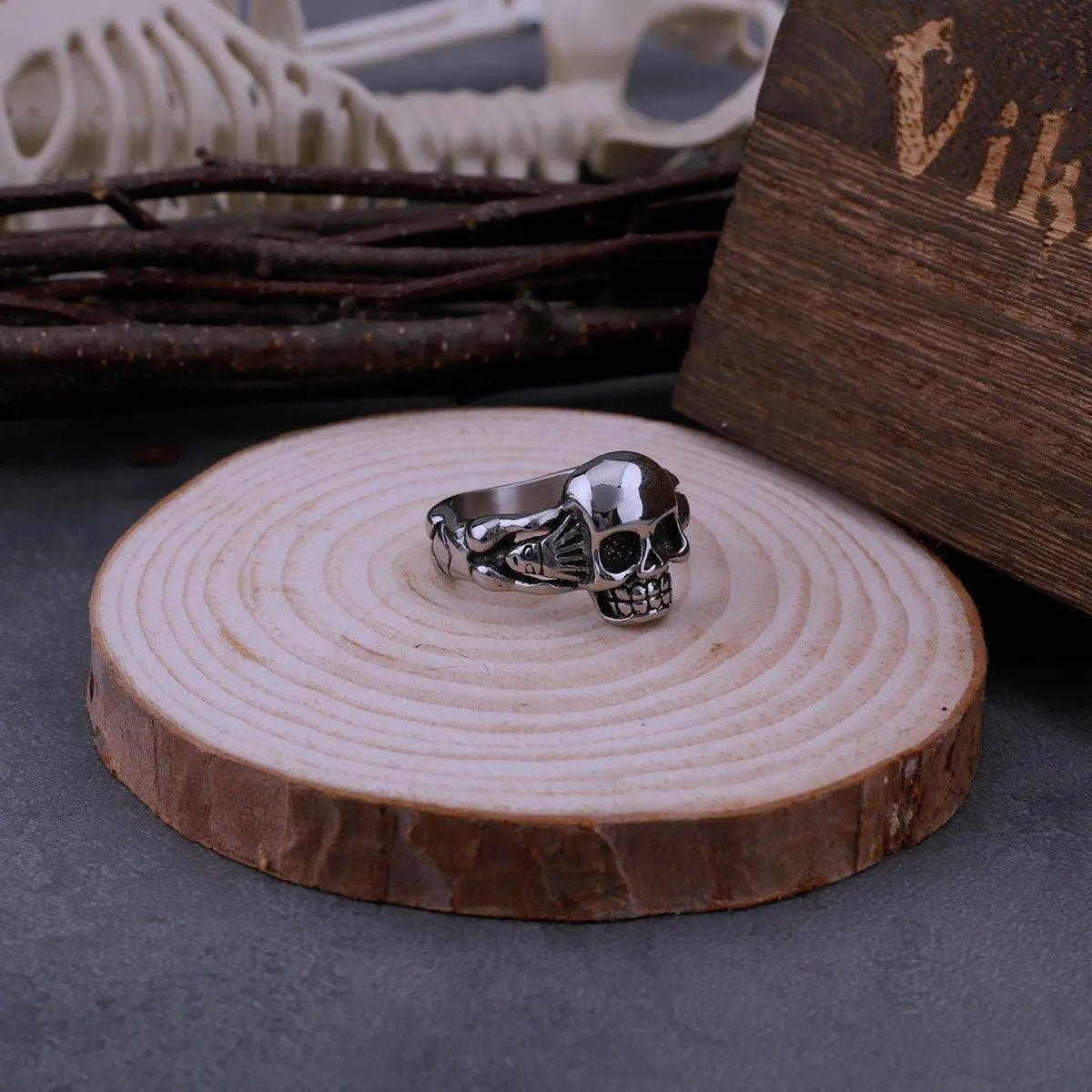 HAND HOLDING SKULL RING - Cozilia