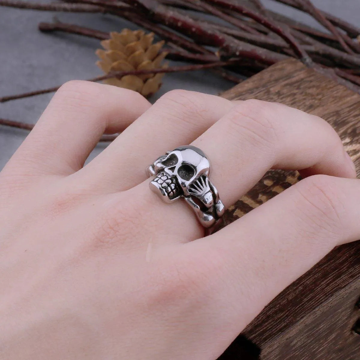 HAND HOLDING SKULL RING - Cozilia