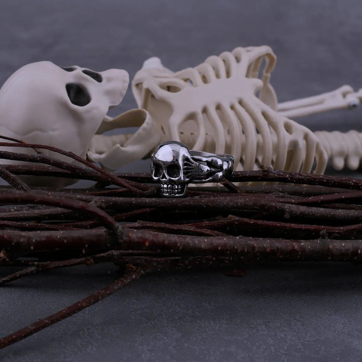 HAND HOLDING SKULL RING - Cozilia