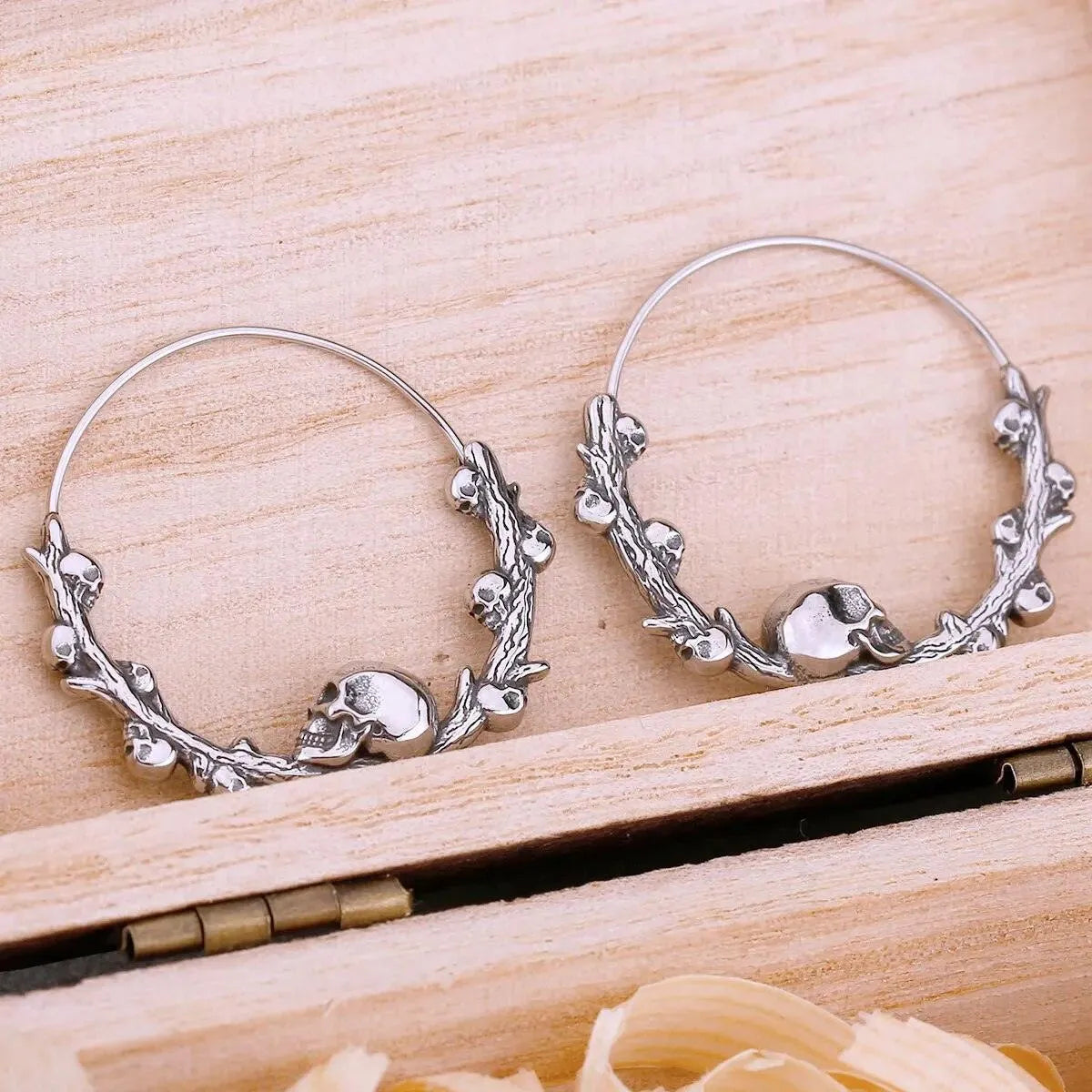 SKULL & BRANCH HOOP EARRING - Cozilia