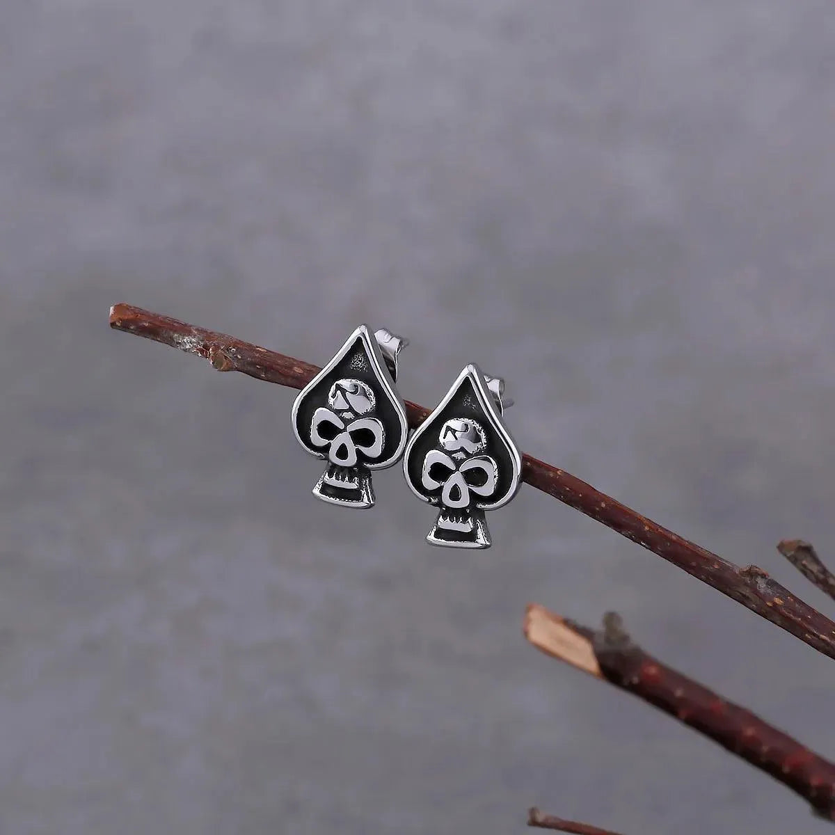 SPADE SKULL STUD EARRING - Cozilia