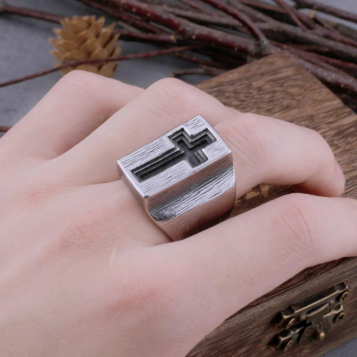 WIDE BRIM CROSS RING - Cozilia